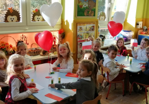 Dzieci wykonują z papieru flagi Polski